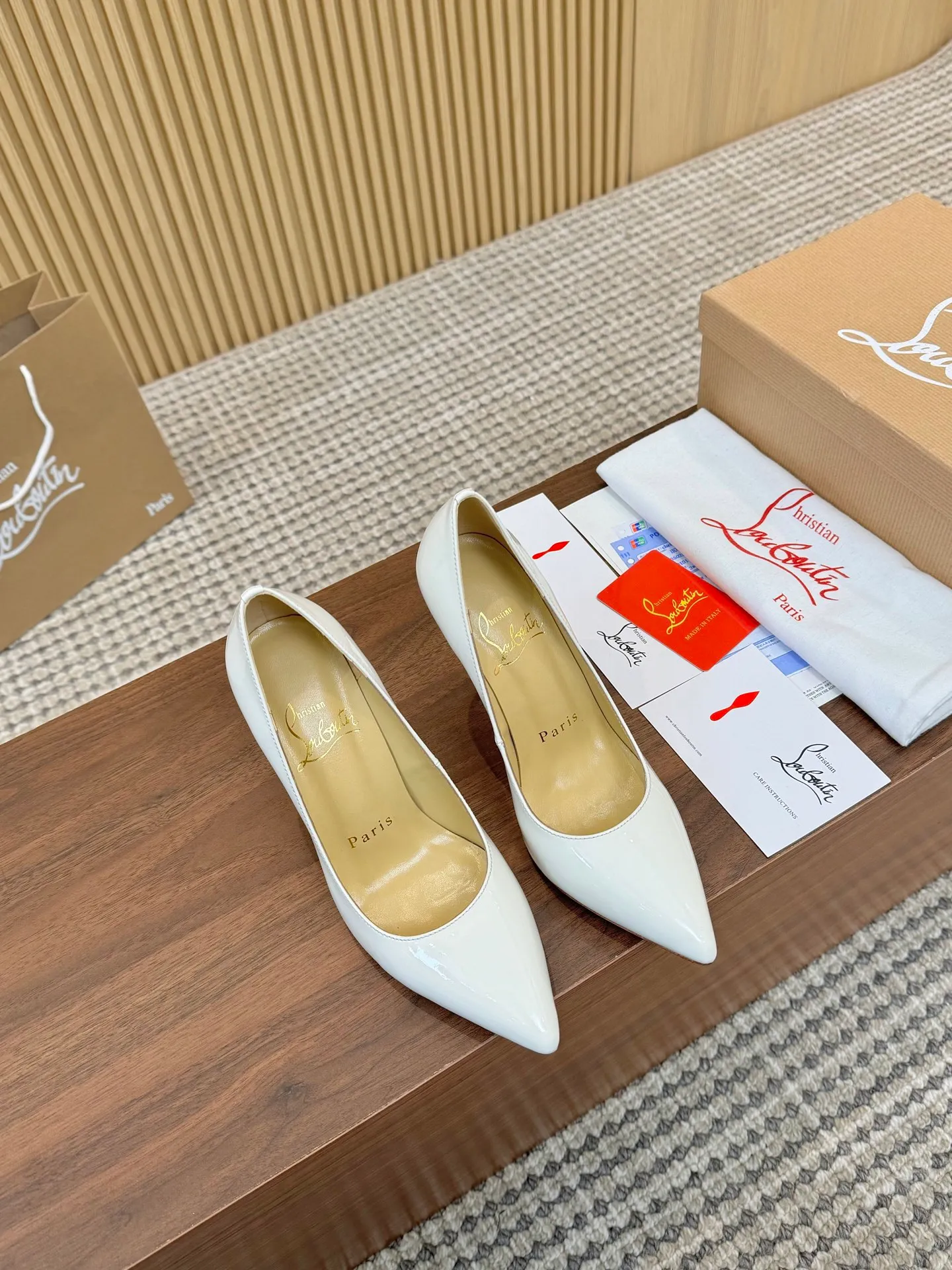👟👟Ex-factory price 440👟👟 Genuine leather sole +40 Year-round shipment💝Christian Louboutin CL👠 Classic "💎Cow Patent Leather💎 Series" noble and luxurious, real blingbling👟👟 Real materials, all customized by the pattern maker, and the materials are made of original customized materials to achieve the taste of the original 6 color options💍 Upper: Imported 👉cow patent leather💪 Lining: Sheepskin foot pad/lining Size: 34-40.41.42 Heel height: 10.5cm and 8.5cm two options Leather sole Rubber sole